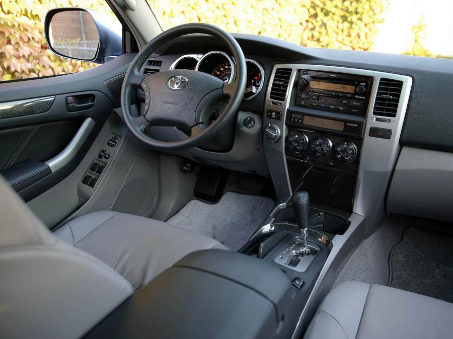 Интерьер Toyota 4Runner Limited 2003 года  (фото 2 из 24)